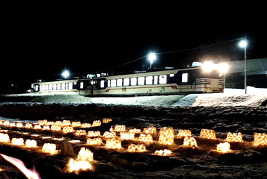 只見線と雪灯ろうの画像