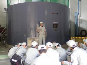 職員が施設概要を説明している画像