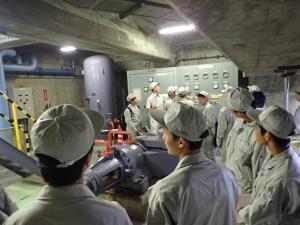 水車室を見学している画像