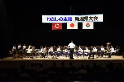 演奏する村上市立村上第一中学校吹奏楽部の皆さん