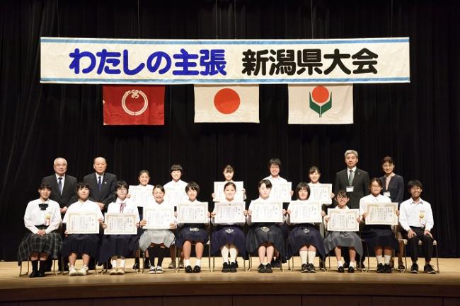 表彰式後、発表者、司会者全員で記念撮影