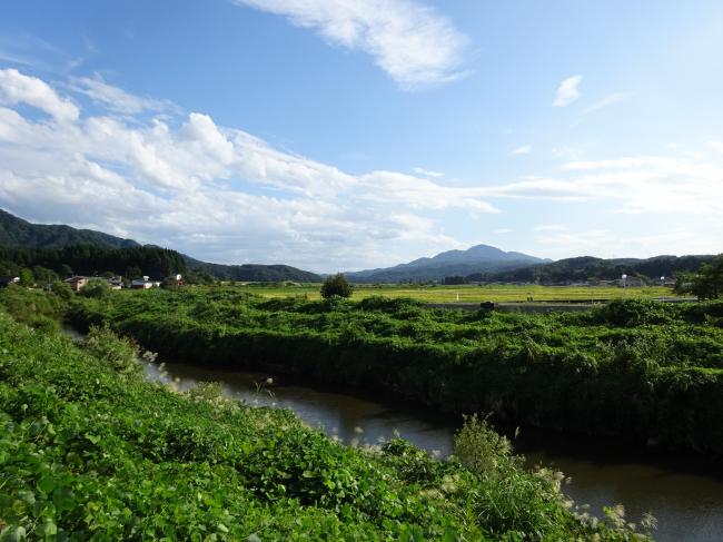 鯖石川と黒姫山の画像
