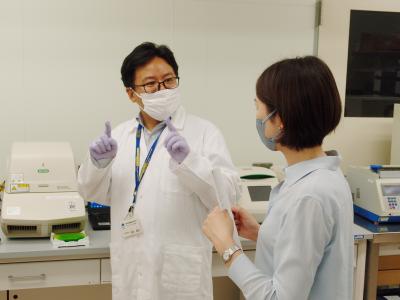 特許技術に関して研究員が取材質問に答える様子です。