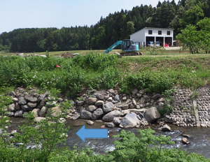 対岸から右岸を望む。