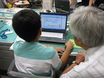 パソコンを使った省エネチェックの様子