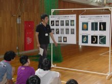 環境教室の啓発パネルの説明の写真