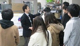 情報調査科での説明の画像