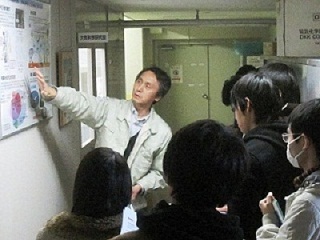 大気科学科での説明の画像