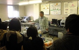 水質科学科での説明の画像