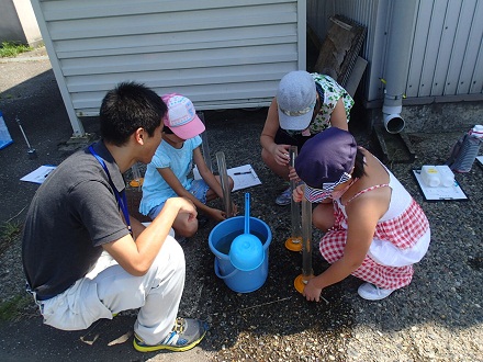 汲んだ水の透視度などをはかりましたの画像