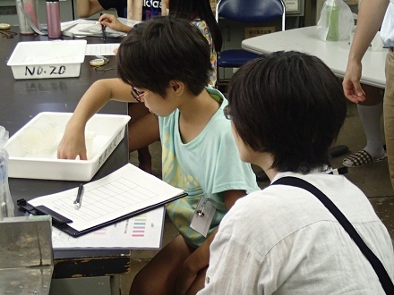 実験室でパックテスト（COD測定）で水の汚れをはかりましたの画像