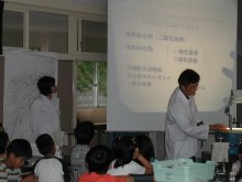 大気汚染物質の説明をしている写真