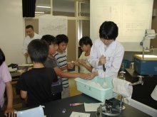 発色液のザルツマン試薬を入れる写真