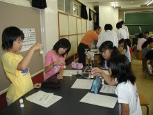 捕集菅を振る写真