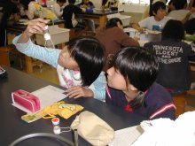 着色状況を確認している写真