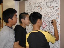 分析結果を地図上に記入している写真 