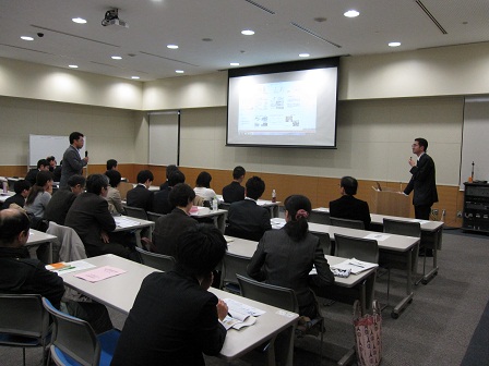 発表者と参加者の質疑応答の画像