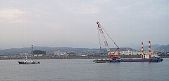 起重機船による曳航状況の画像