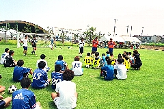 グラウンドを使ったサッカー大会の写真