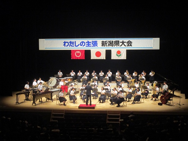 演奏している新潟県立柏崎翔洋中等教育学校吹奏楽部の皆さんの画像