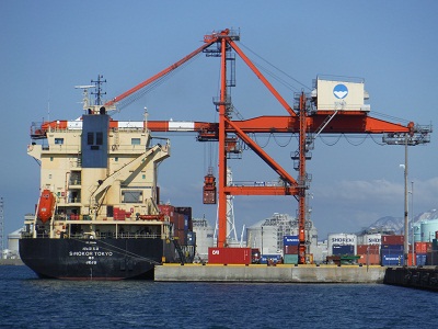 直江津港のコンテナクレーンの画像