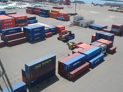 直江津港のコンテナヤードの画像