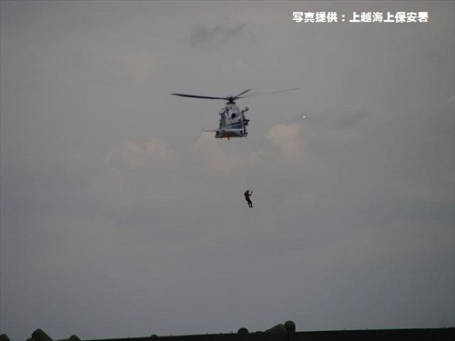 関川河口付近の沖側導流堤に渡った釣り人の救助事案（平成27年5月・無断転載禁止） の画像