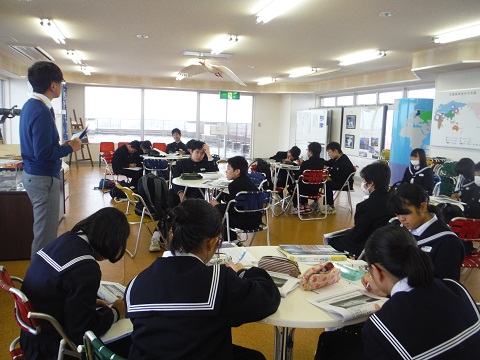 直江津港の特徴についてパネルや資料を用いて港湾事務所職員が説明しますの画像