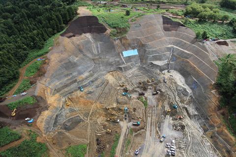 地すべり頭部の切土した場所は、斜面保護のため緑化します。の画像