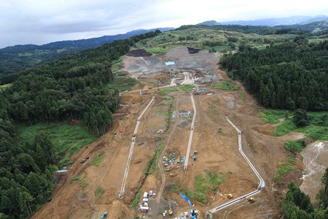 中腹部では、排水路工と集水井筒工が施工されています。の画像