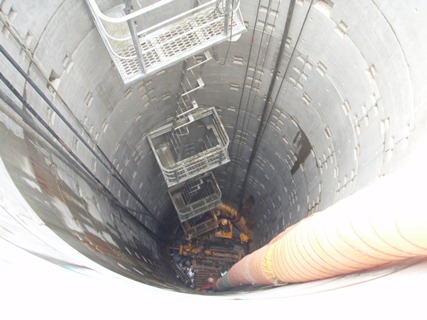 集水井筒内部（地下水を抜くためのボーリング工事の最中です）の画像