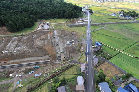 地すべり末端部の宅地であった所は、土砂を撤去します。の画像