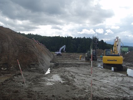 土砂を撤去した後、土留工を施工するため、基礎地盤を改良しています。の画像