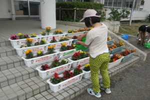 花に水をやっている様子