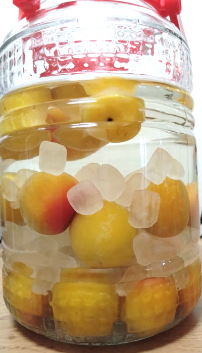 ビンに酒を注ぐ