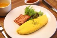 画像　海辺のテーブルエッグオムライス