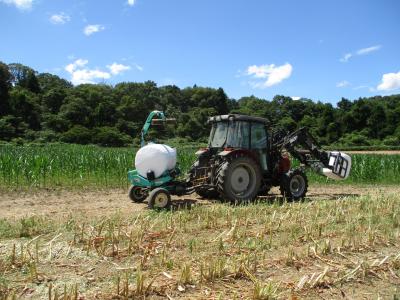 ロールベールのラッピング作業