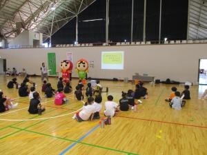 バスケットボール教室の様子（キャラクターとのふれあい）