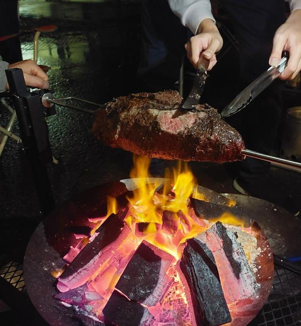 焼き肉にナイフを入れる