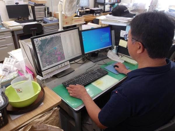 ほ場管理システムを操作する松本代表