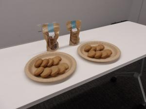 上越産小麦を使ったクッキーの試食