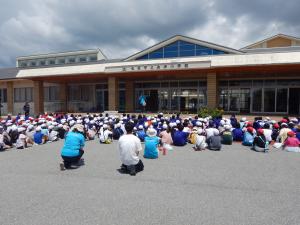 金井小学校に集合