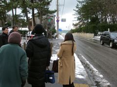 拉致現場と見られる場所から海を臨むムンタボーン特別報告者の様子です