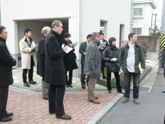 県警の説明に熱心に耳を傾ける外国特派員の様子です