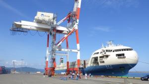 直江津港コンテナヤードに着岸したコンテナ船「なとり」