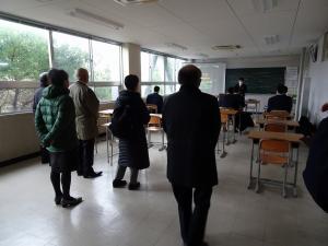県警察学校を視察している写真です。