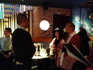 花角知事と出展者との様子