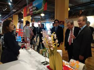 知事と出展者との様子