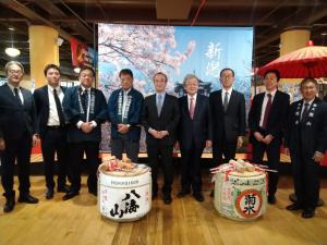 出展者等と記念撮影