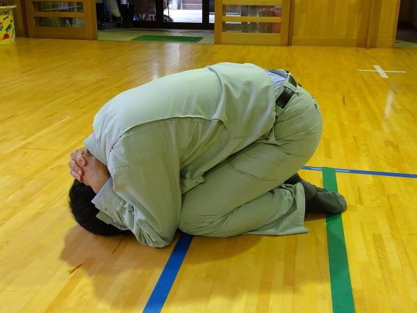 イノシシ防御姿勢